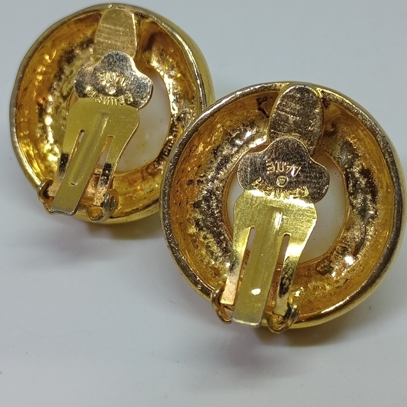 * vintage Kenneth Lane high dome white gold tone clip on earrings - Picture 5 of 8